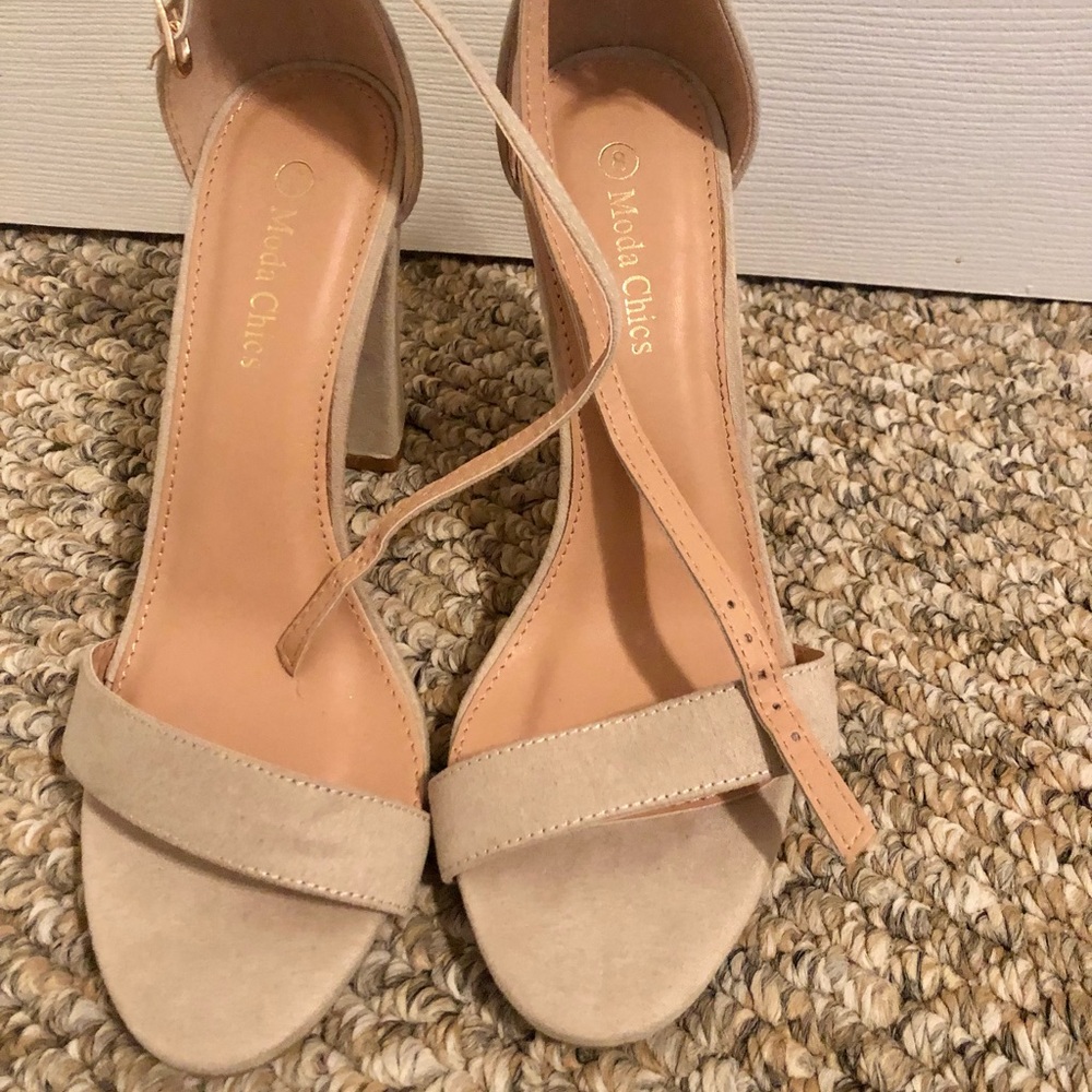 🌟NEVER WORN🌟 Nude Simple Heels